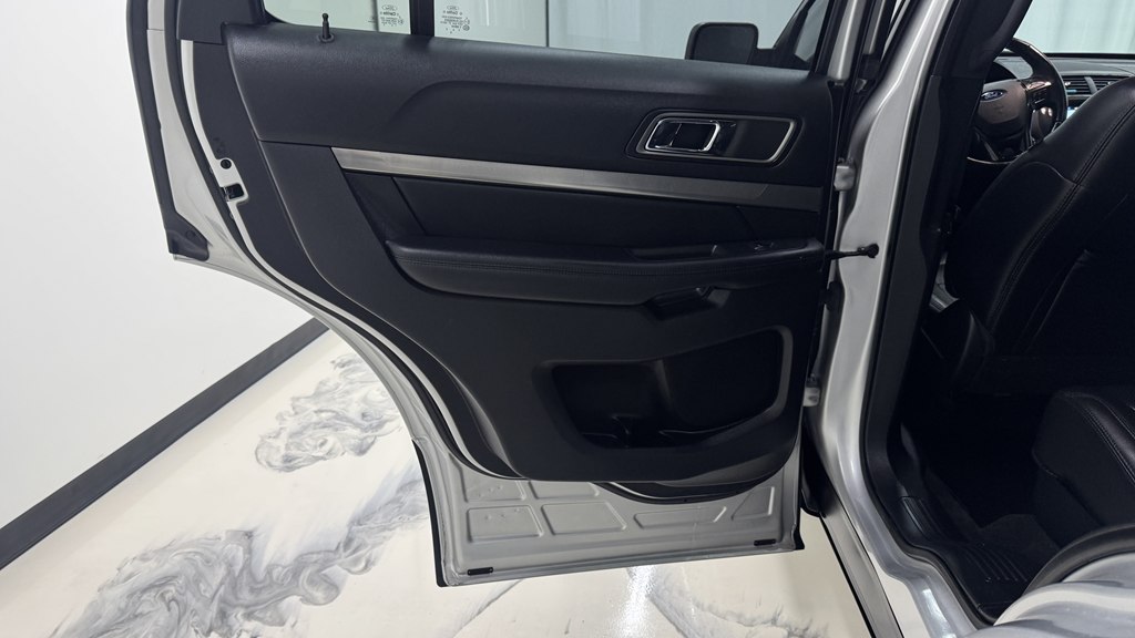 Photo 21 of this FORD EXPLORER