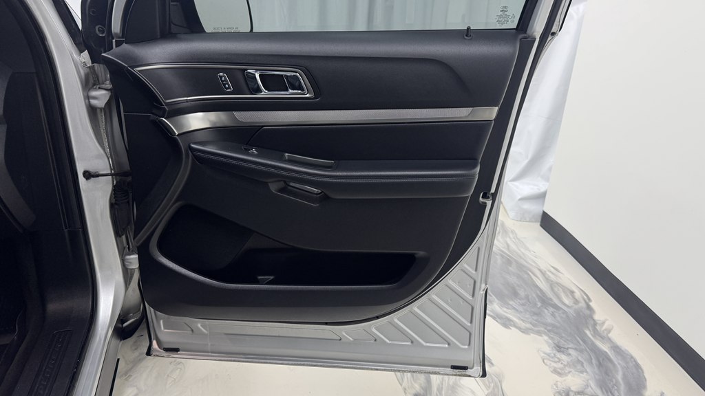 Photo 28 of this FORD EXPLORER