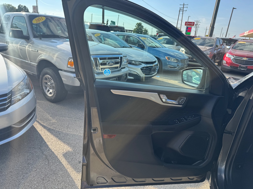 Photo 21 of this FORD ESCAPE