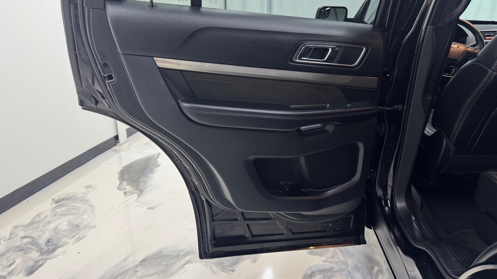 Photo 20 of this FORD EXPLORER