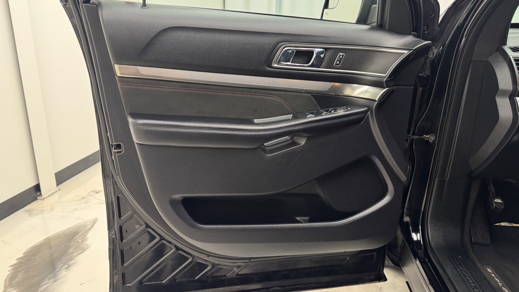 Photo 13 of this FORD EXPLORER