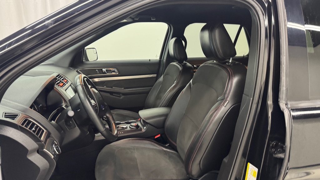 Photo 15 of this FORD EXPLORER