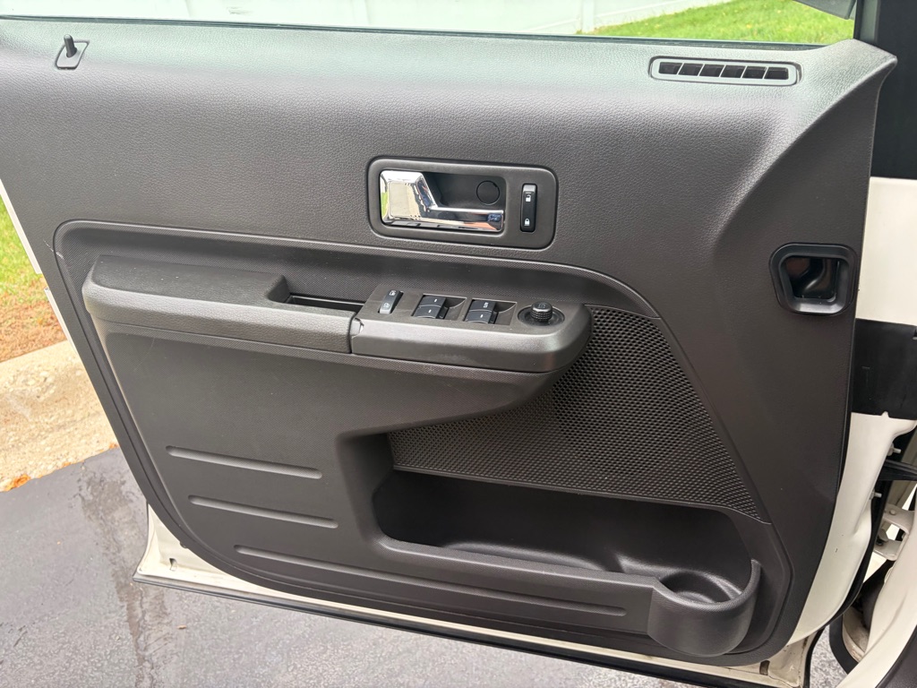 Photo 33 of this FORD EDGE