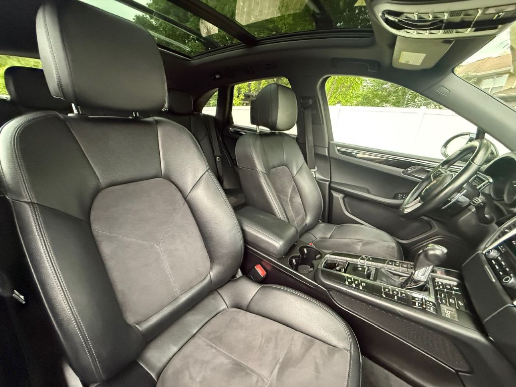 Photo 18 of this PORSCHE MACAN
