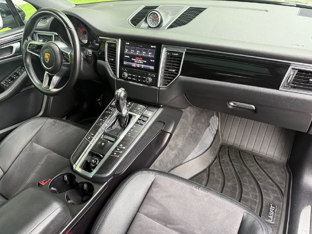 Photo 19 of this PORSCHE MACAN