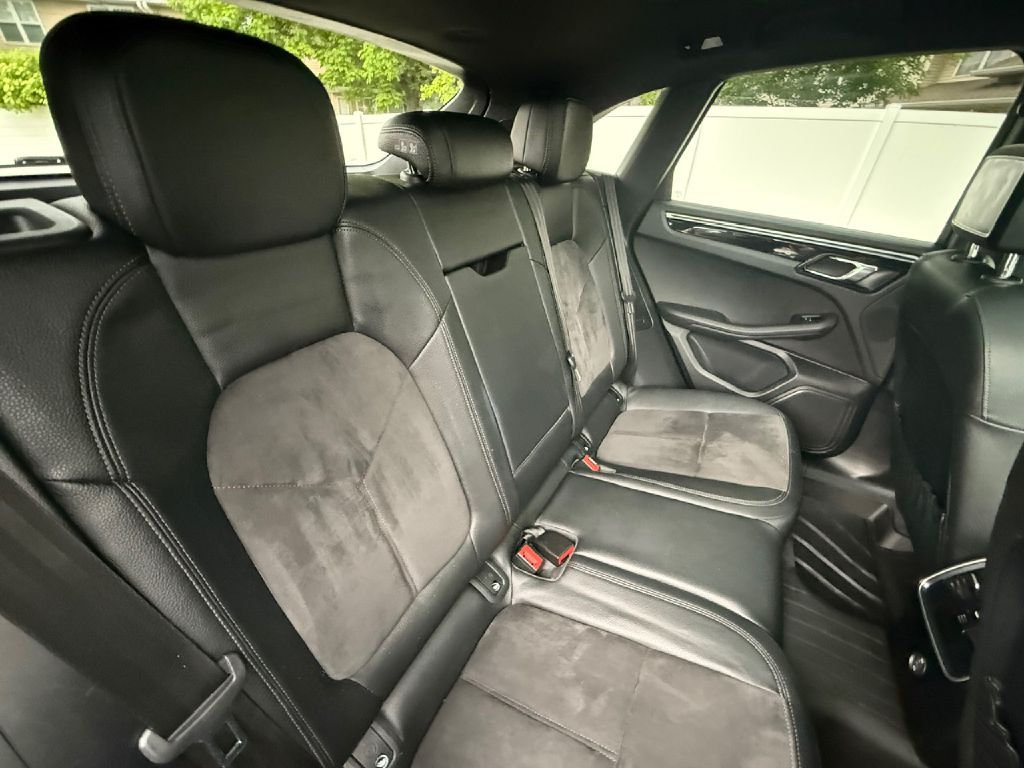 Photo 22 of this PORSCHE MACAN