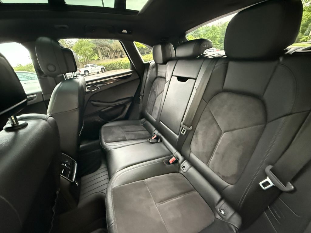 Photo 25 of this PORSCHE MACAN