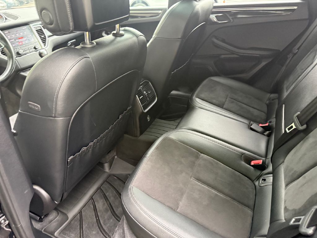 Photo 26 of this PORSCHE MACAN
