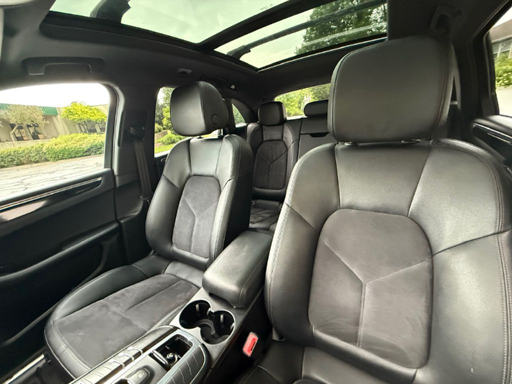 Photo 15 of this PORSCHE MACAN
