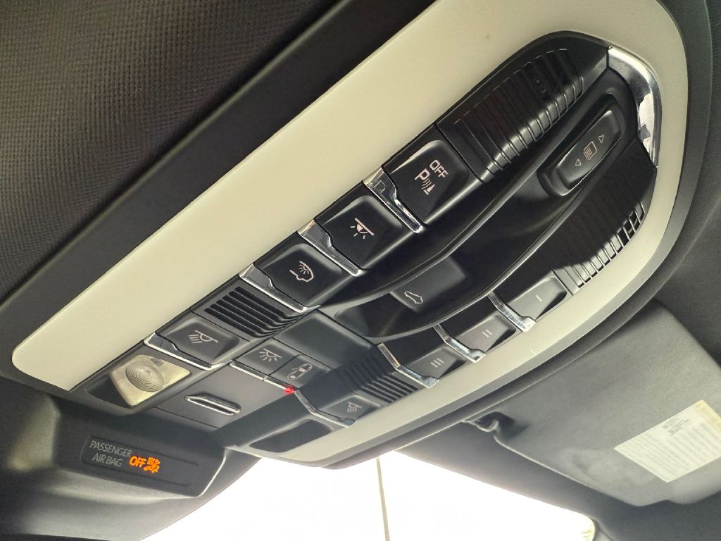 Photo 21 of this PORSCHE MACAN