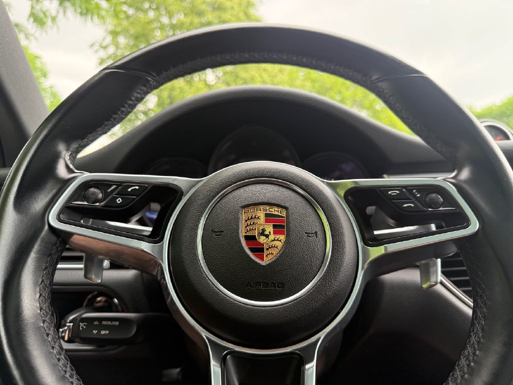 Photo 28 of this PORSCHE MACAN