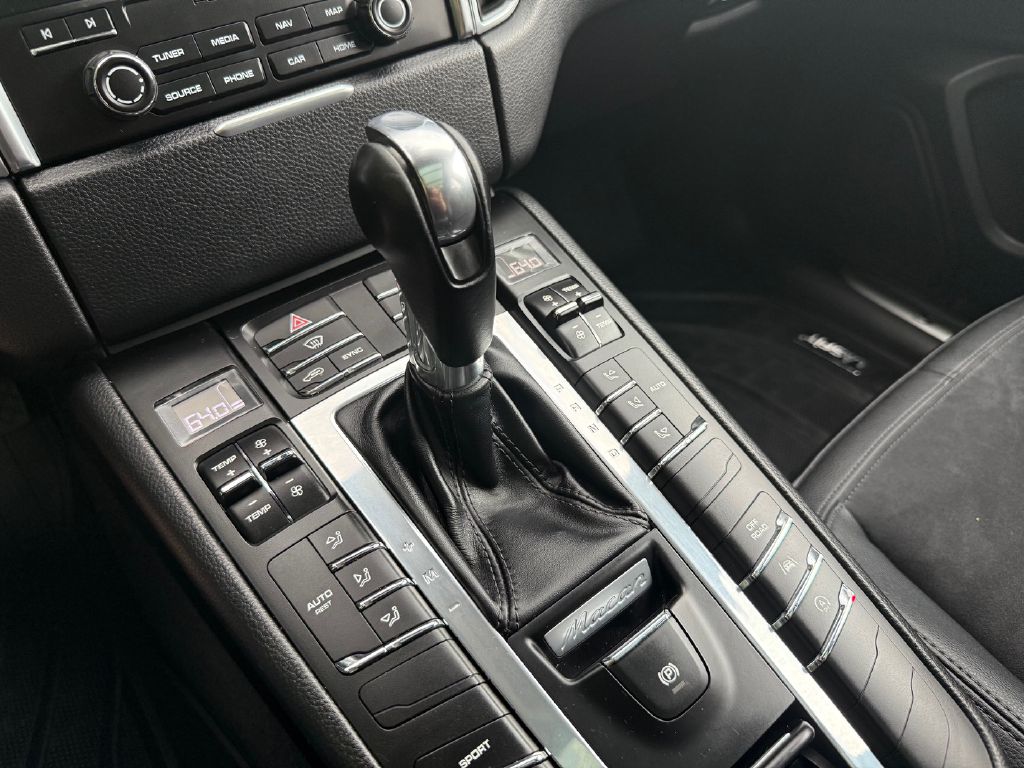 Photo 20 of this PORSCHE MACAN