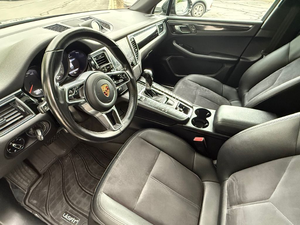Photo 30 of this PORSCHE MACAN