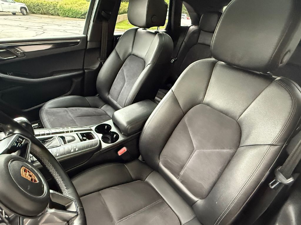Photo 17 of this PORSCHE MACAN