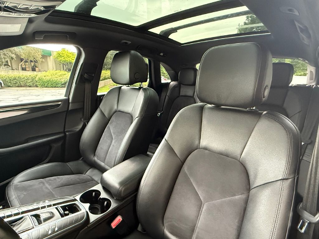 Photo 31 of this PORSCHE MACAN