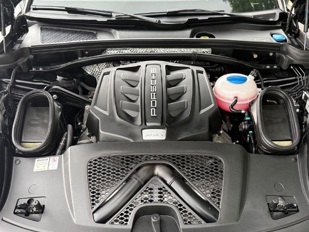 Photo 33 of this PORSCHE MACAN