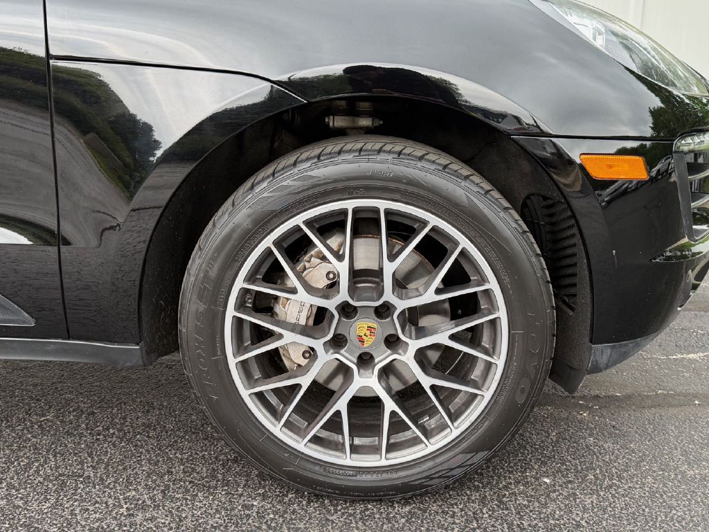 Photo 38 of this PORSCHE MACAN