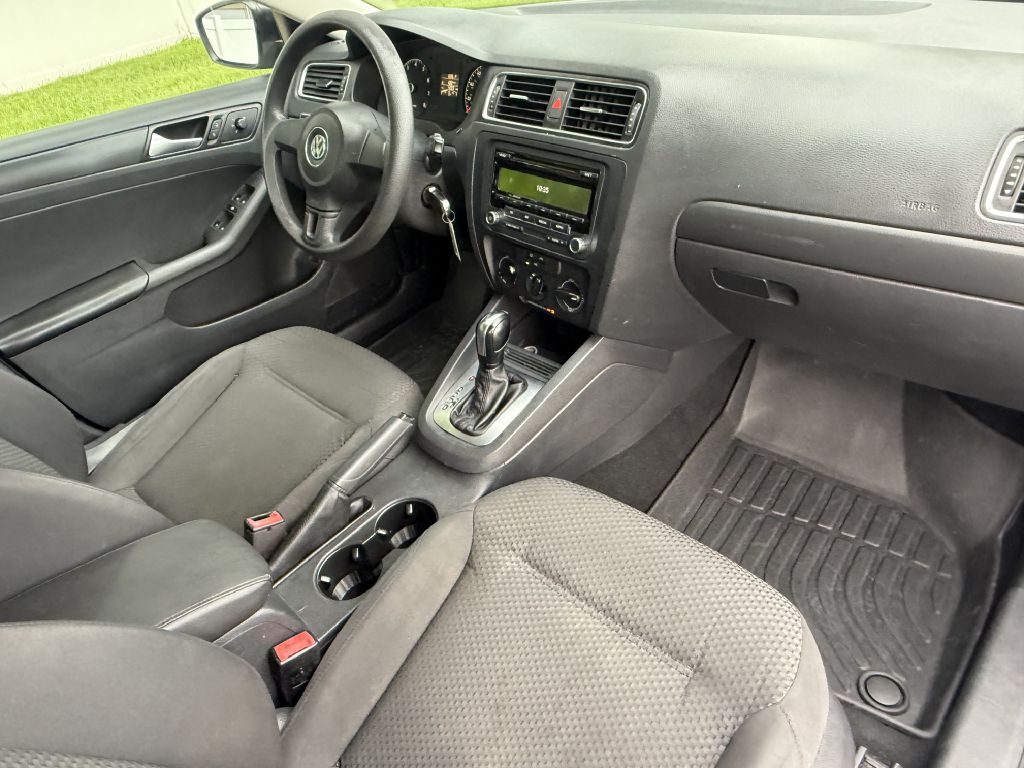 Photo 18 of this VOLKSWAGEN JETTA