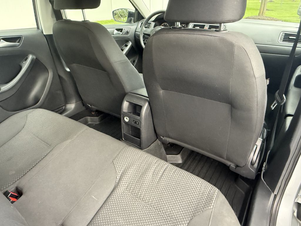 Photo 19 of this VOLKSWAGEN JETTA