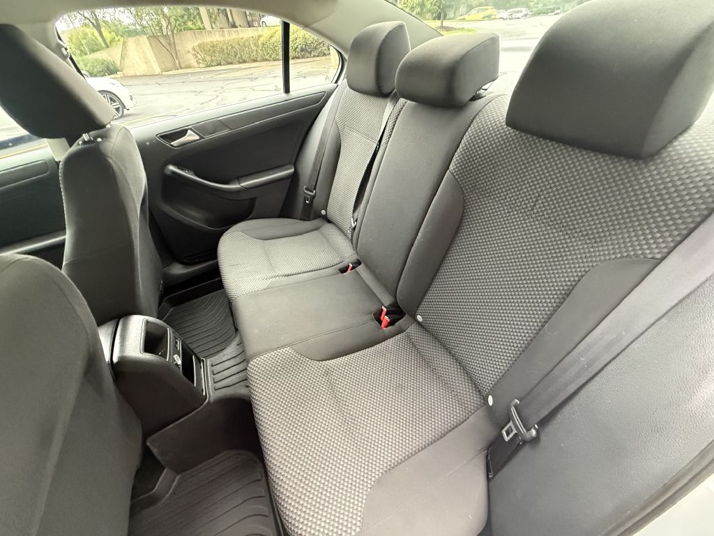 Photo 21 of this VOLKSWAGEN JETTA