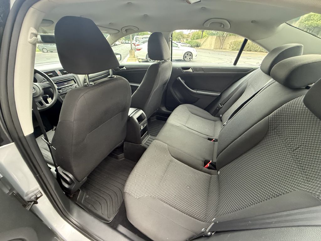 Photo 22 of this VOLKSWAGEN JETTA