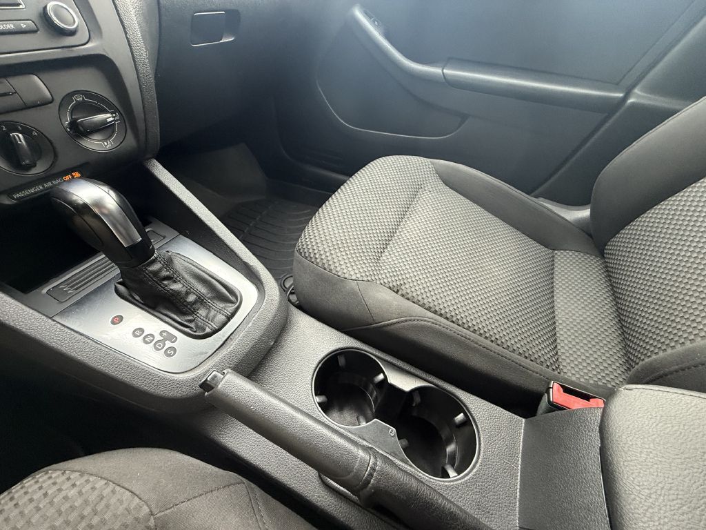 Photo 17 of this VOLKSWAGEN JETTA