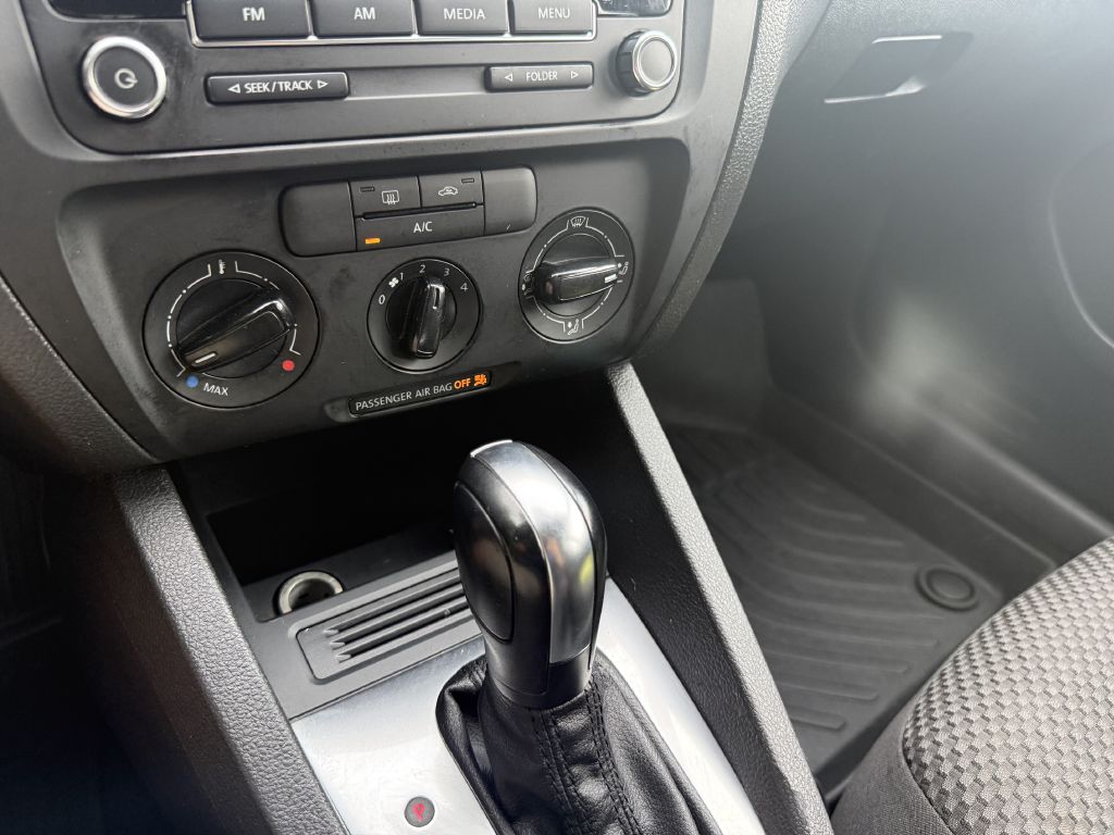 Photo 23 of this VOLKSWAGEN JETTA