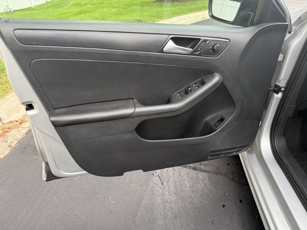Photo 24 of this VOLKSWAGEN JETTA