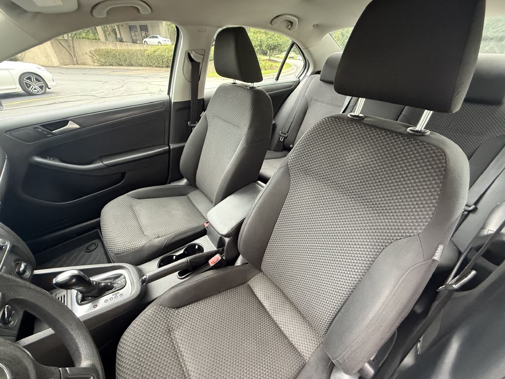 Photo 14 of this VOLKSWAGEN JETTA
