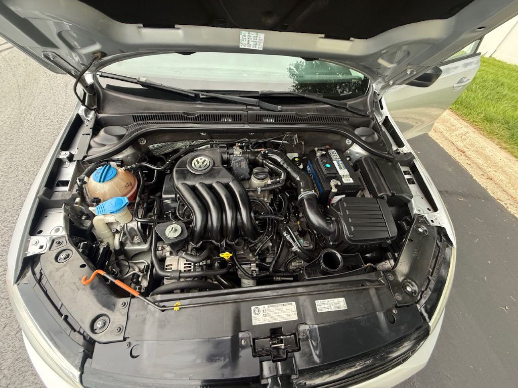 Photo 13 of this VOLKSWAGEN JETTA