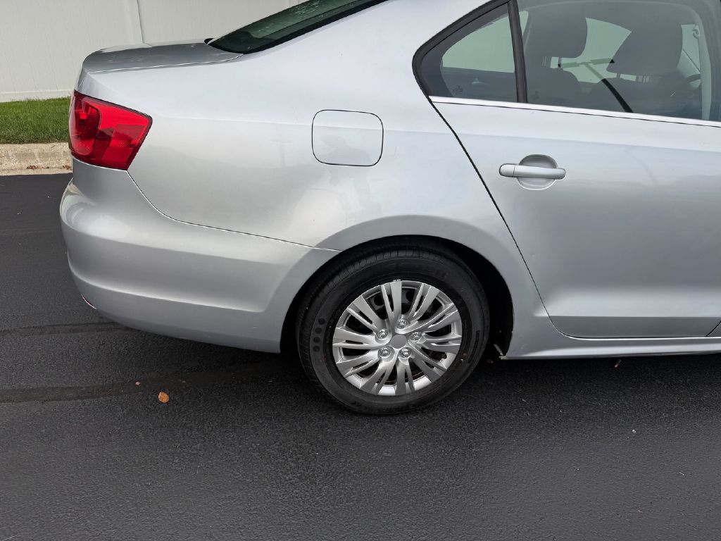 Photo 27 of this VOLKSWAGEN JETTA