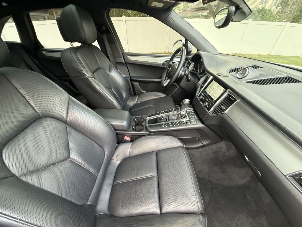 Photo 20 of this PORSCHE MACAN