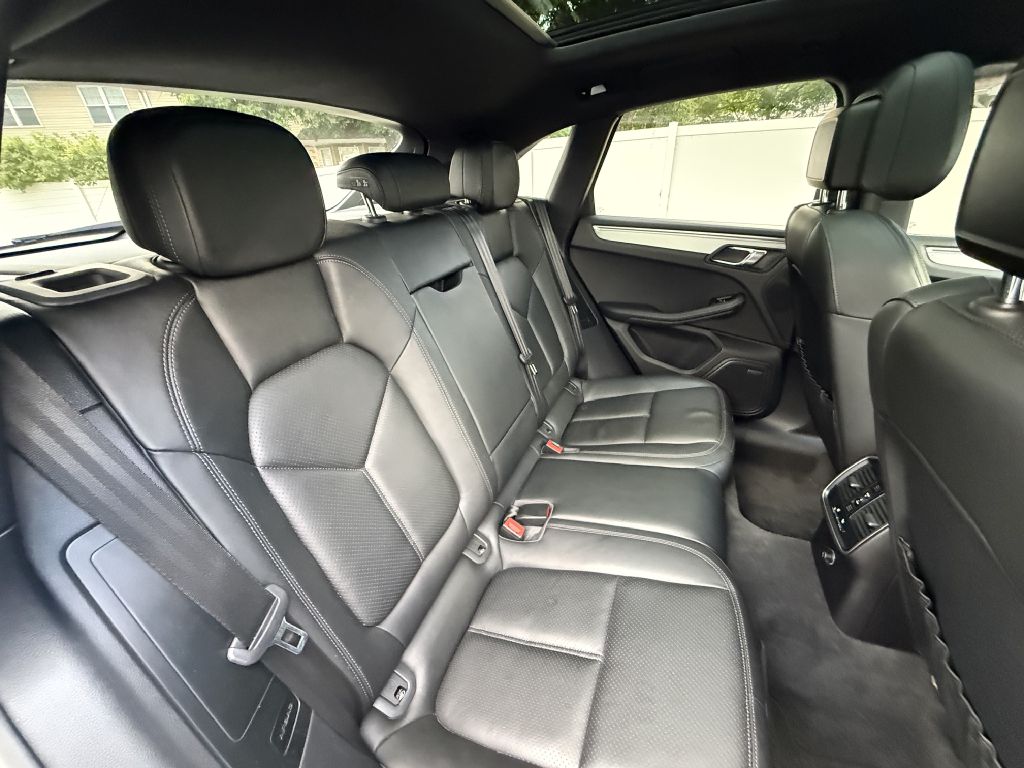 Photo 23 of this PORSCHE MACAN