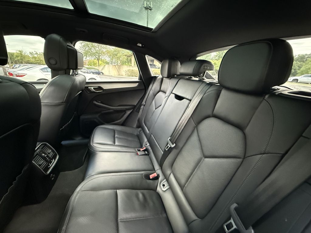 Photo 18 of this PORSCHE MACAN