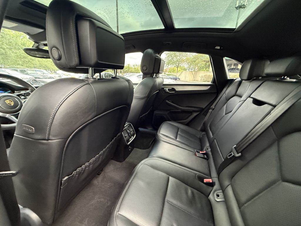 Photo 25 of this PORSCHE MACAN