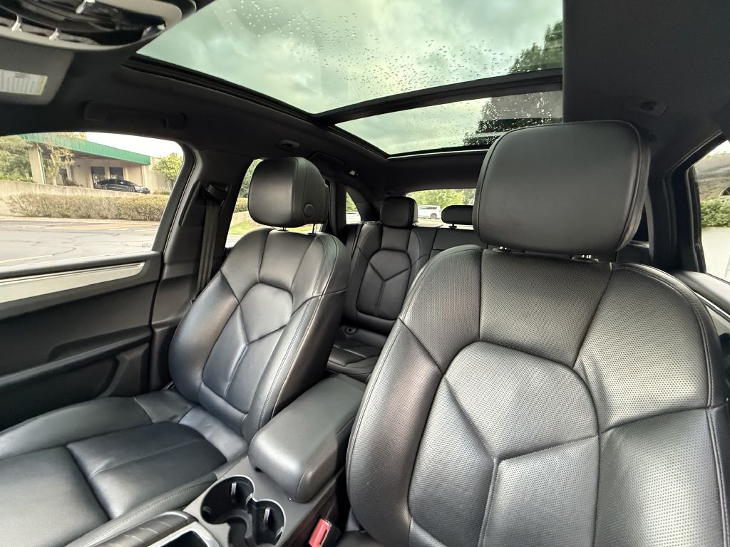 Photo 15 of this PORSCHE MACAN
