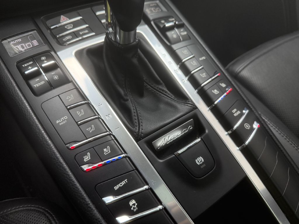 Photo 21 of this PORSCHE MACAN
