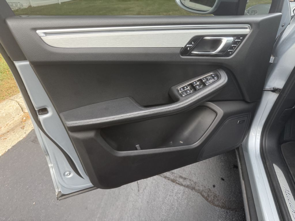 Photo 26 of this PORSCHE MACAN