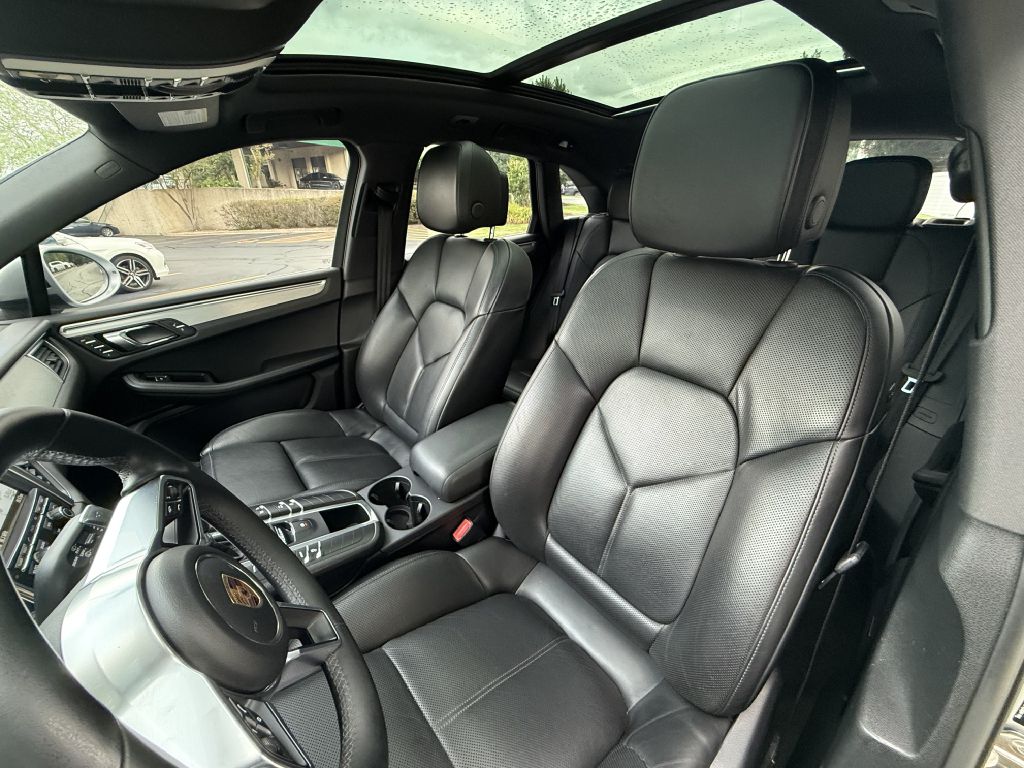 Photo 16 of this PORSCHE MACAN