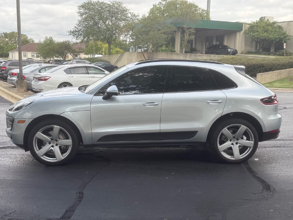 Photo 9 of this PORSCHE MACAN