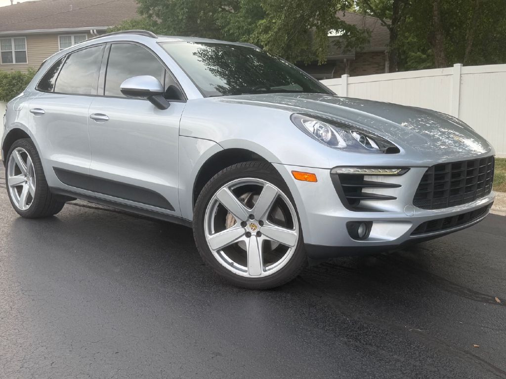 Photo 2 of this PORSCHE MACAN