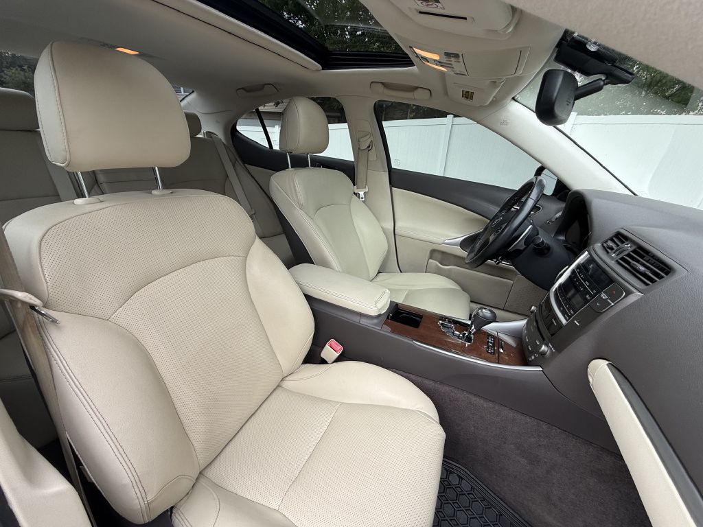 Photo 11 of this LEXUS IS