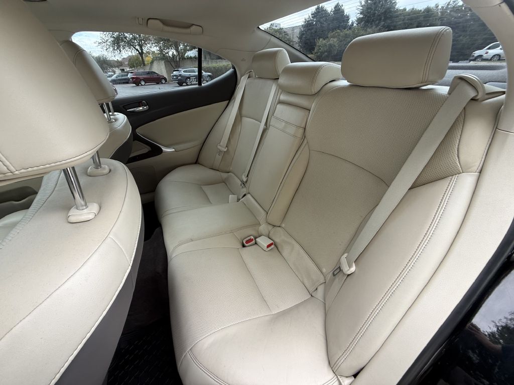 Photo 18 of this LEXUS IS