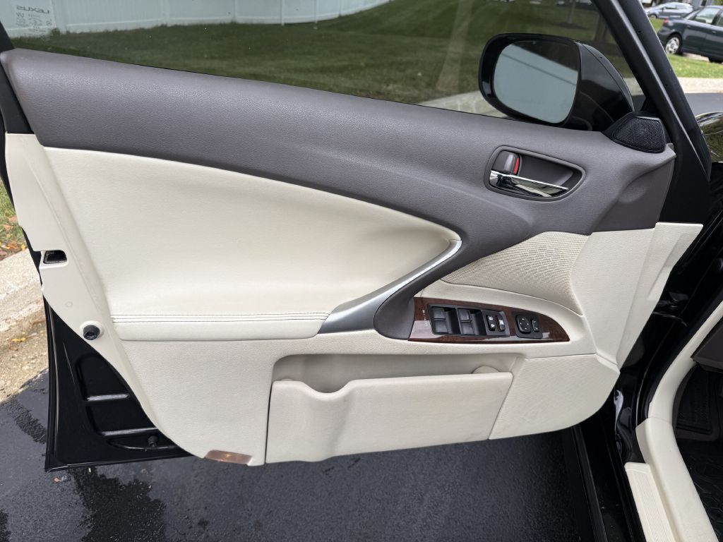 Photo 23 of this LEXUS IS