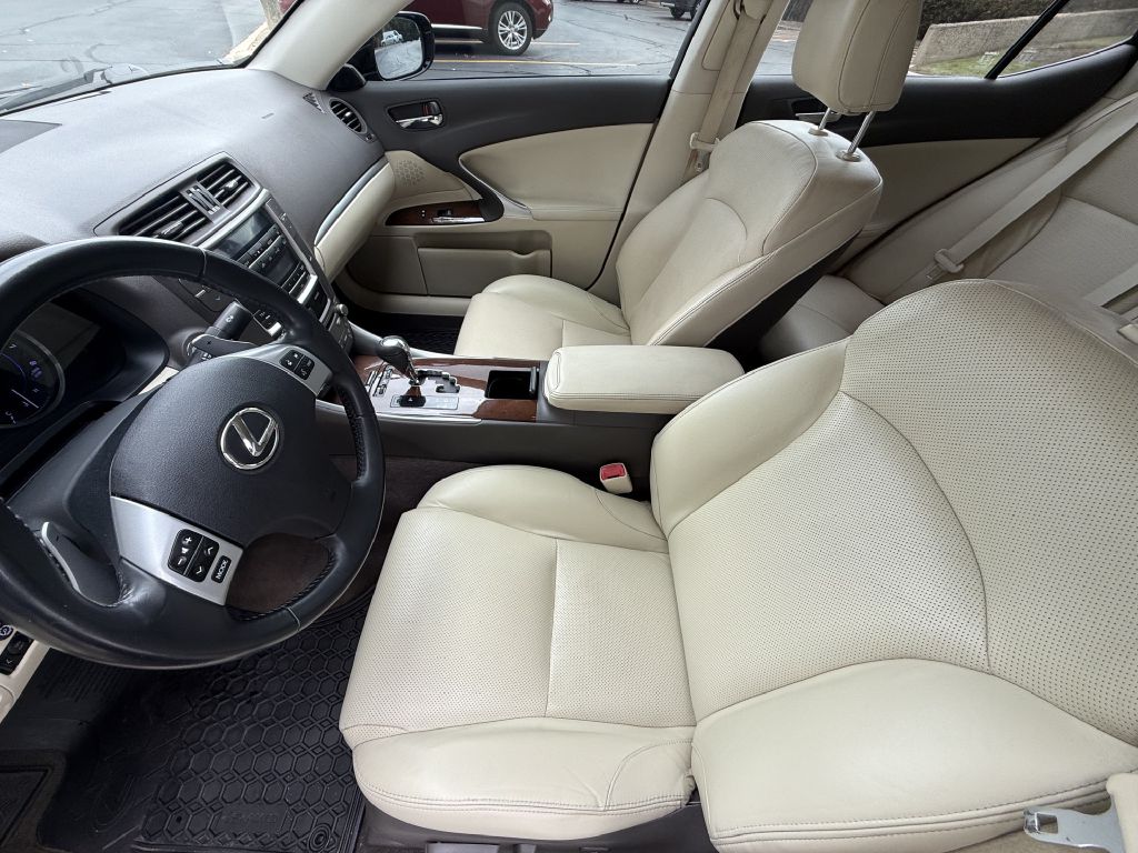 Photo 15 of this LEXUS IS