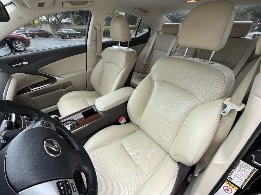 Photo 14 of this LEXUS IS