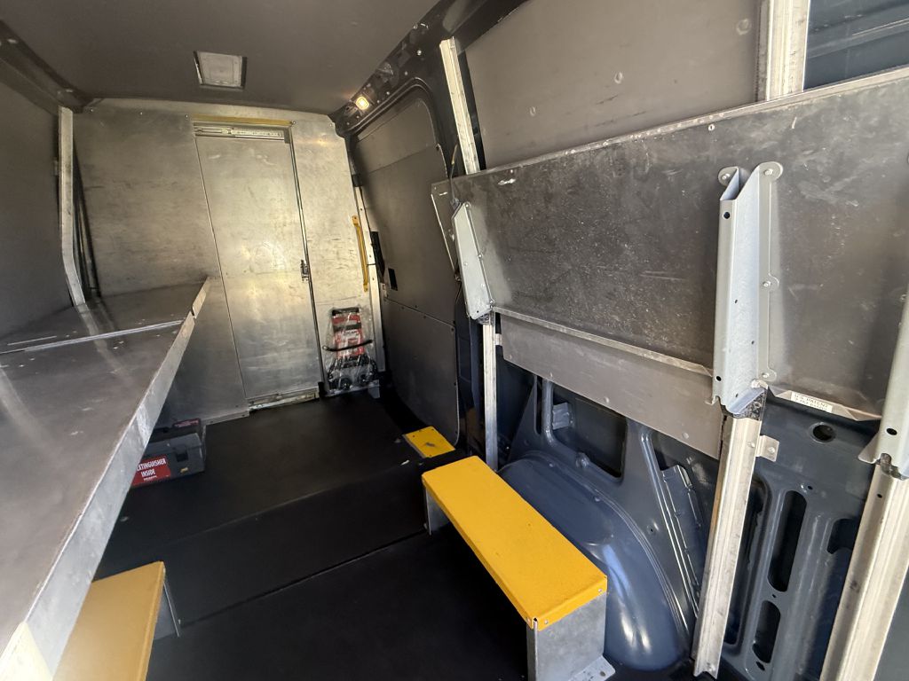 Photo 21 of this MERCEDES-BENZ SPRINTER