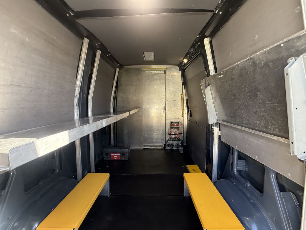 Photo 22 of this MERCEDES-BENZ SPRINTER
