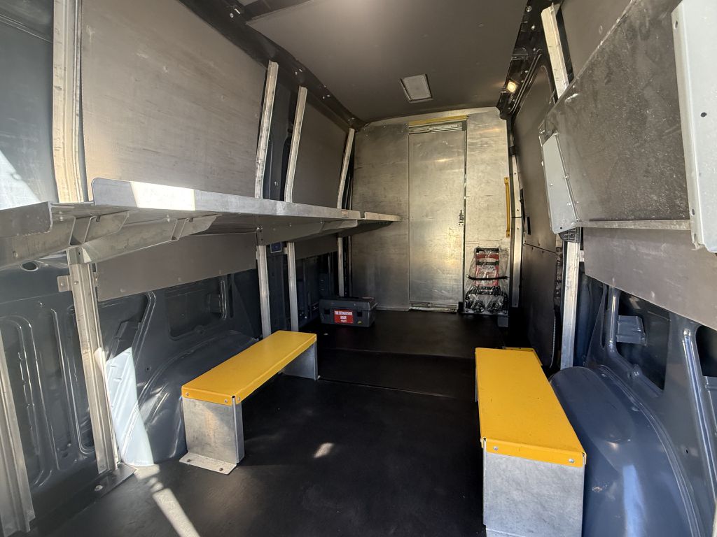 Photo 23 of this MERCEDES-BENZ SPRINTER