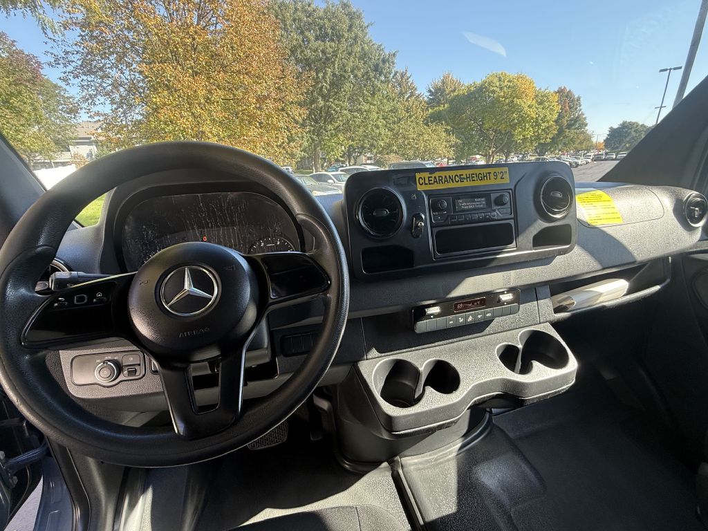 Photo 17 of this MERCEDES-BENZ SPRINTER